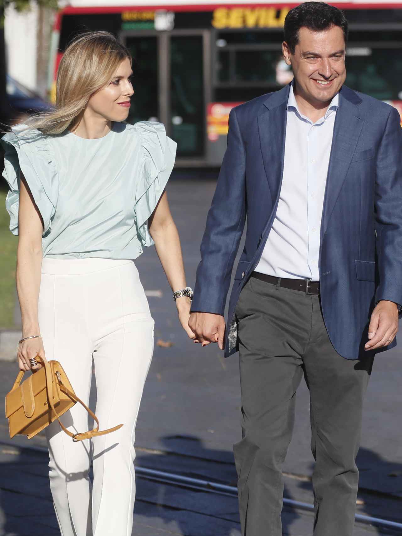 Manuela Villena con bolso de Jacquemus junto a su marido, Juanma Moreno Bonilla, el pasado domingo, día de las elecciones.