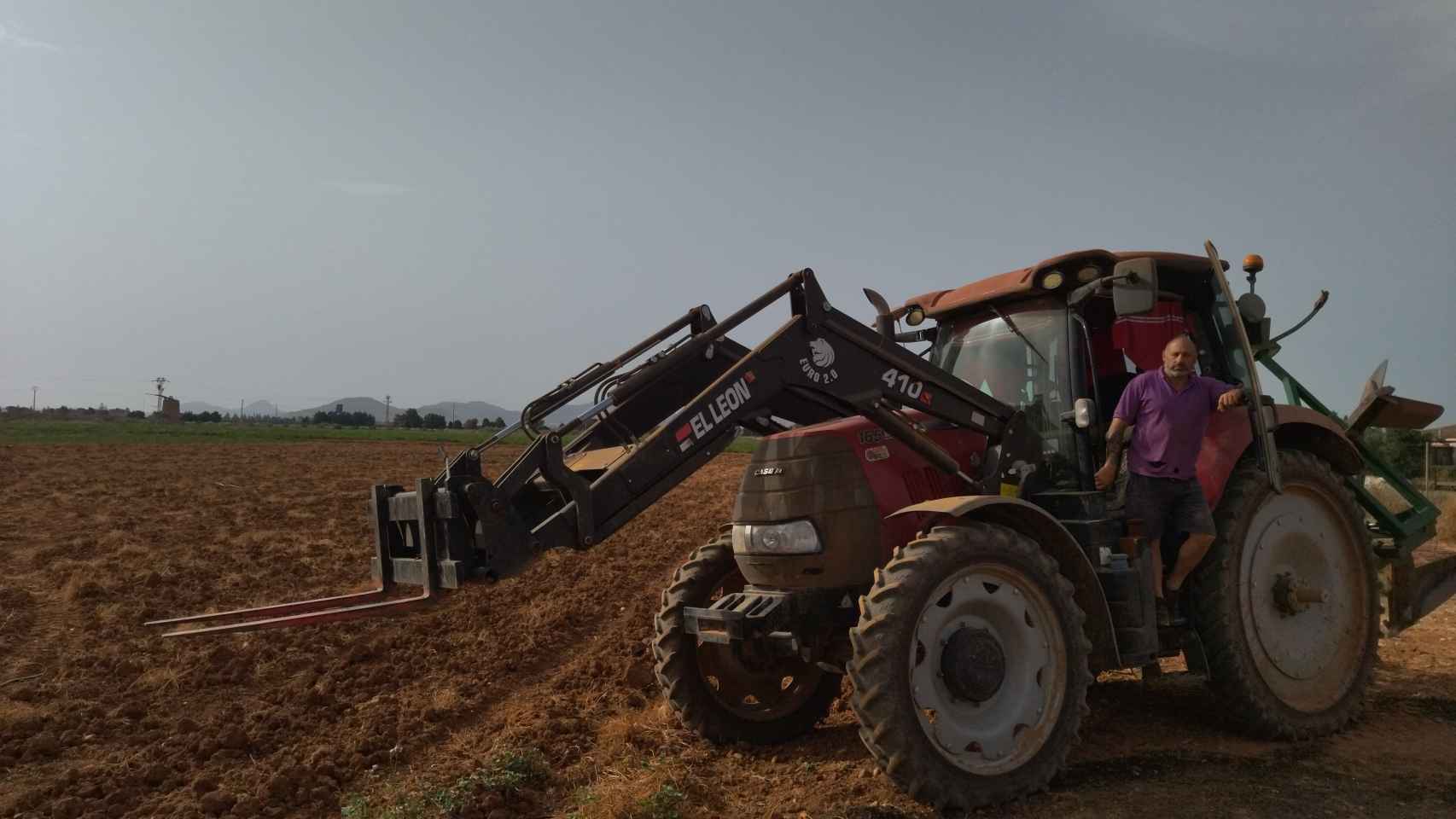 El tractor que conduce José Antonio para labrar sus tierras donde tiene plantadas patatas.