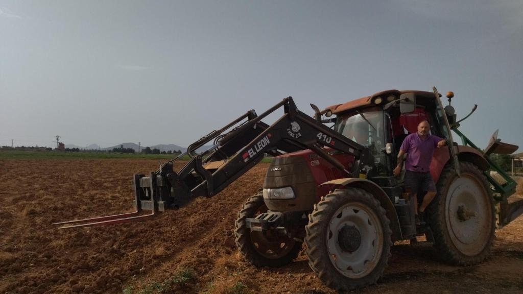 El tractor que conduce José Antonio para labrar sus tierras donde tiene plantadas patatas.