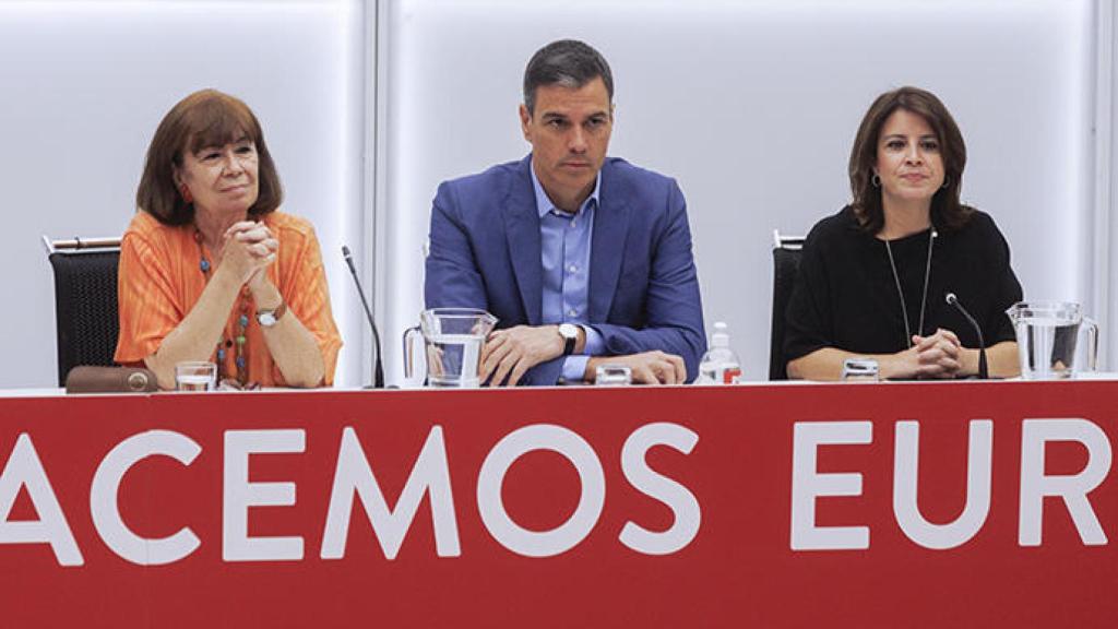 Pedro Sánchez en la Ejecutiva del PSOE, este lunes, entre la presidenta del PSOE, Narbona, y la vicesecretaria general, Lastra.