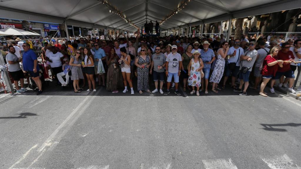 Gente resguardándose en la sombra en la primera mascletá de Luceros, este fin de semana.