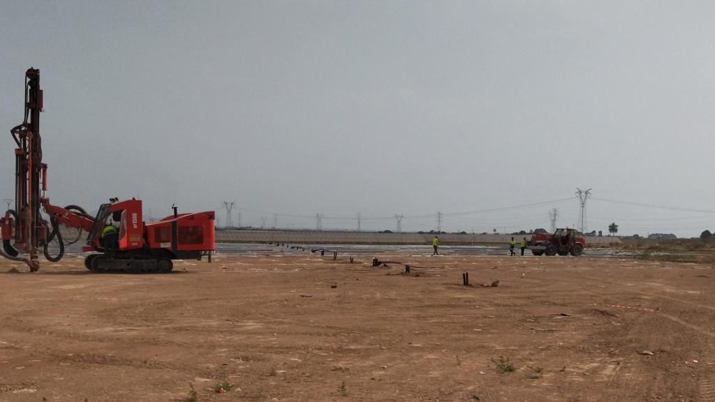 Operarios trabajando a destajo, este lunes, para adecuar unos terrenos agrícolas a la instalación de placas solares cerca de Los Beatos.