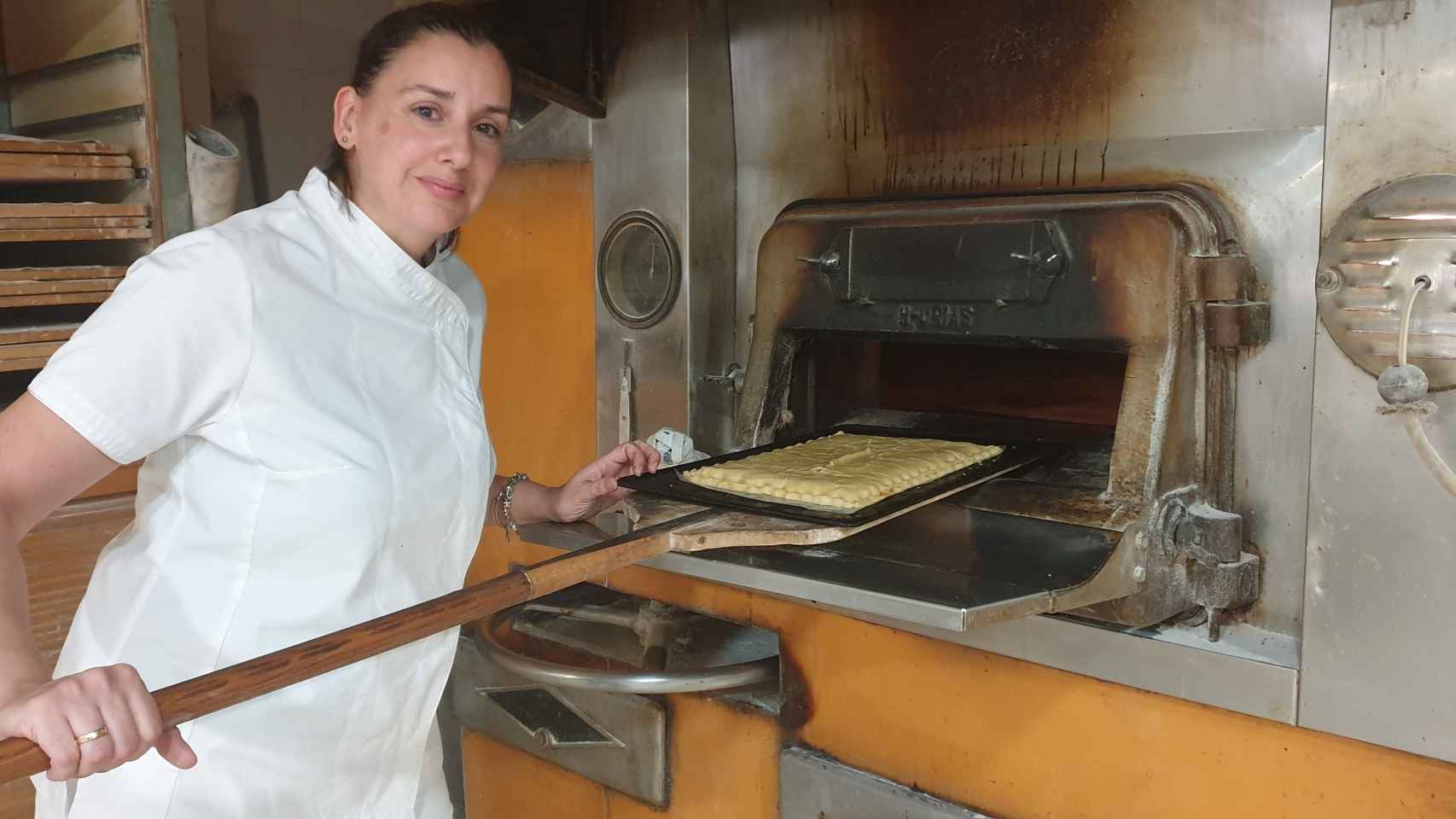 Esperanza Ballesteros, ganadora en 2022 de la mejor coca amb tonyina, en una de las semanas de más trabajo en su horno de Benimagrell.
