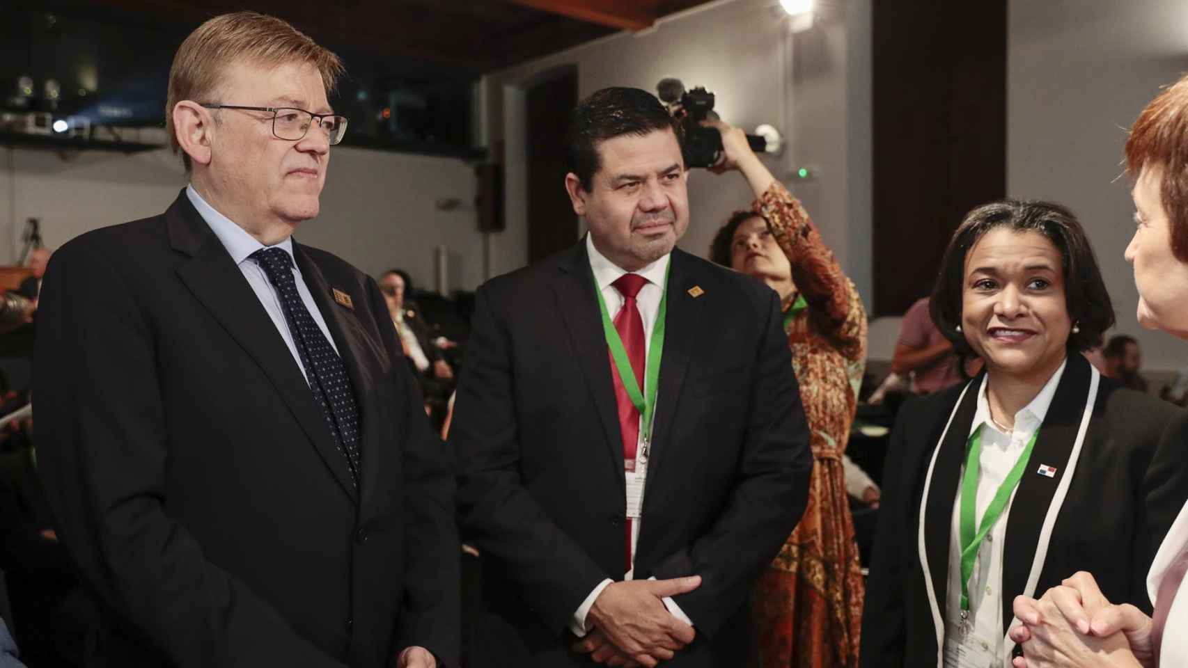 Ximo Puig, junto a la ministra de Cultura de Panamá, Giselle González, y el presidente de ATEI, este lunes.