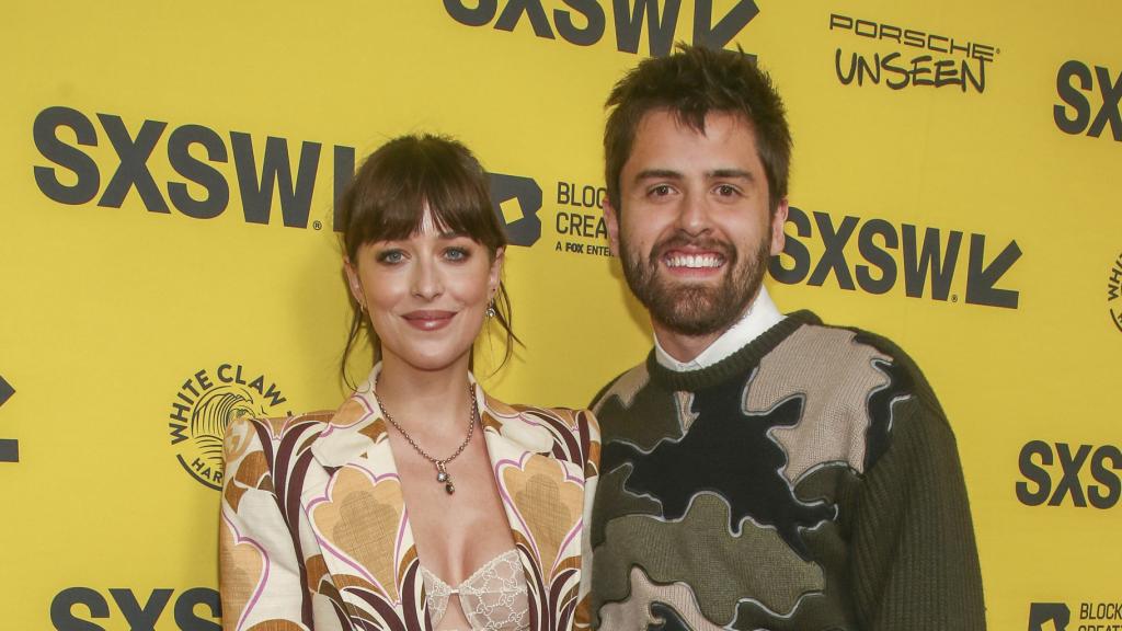 Dakota Johnson y Cooper Raiff presentaron 'Bailando por la vida' en el SXSW después de ganar en Sundance.