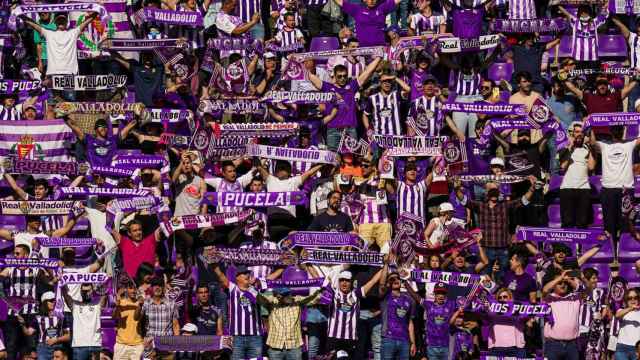 Aficionados del Real Valladolid animan al equipo durante un partido de la pasada temporada en el Estadio José Zorrilla.