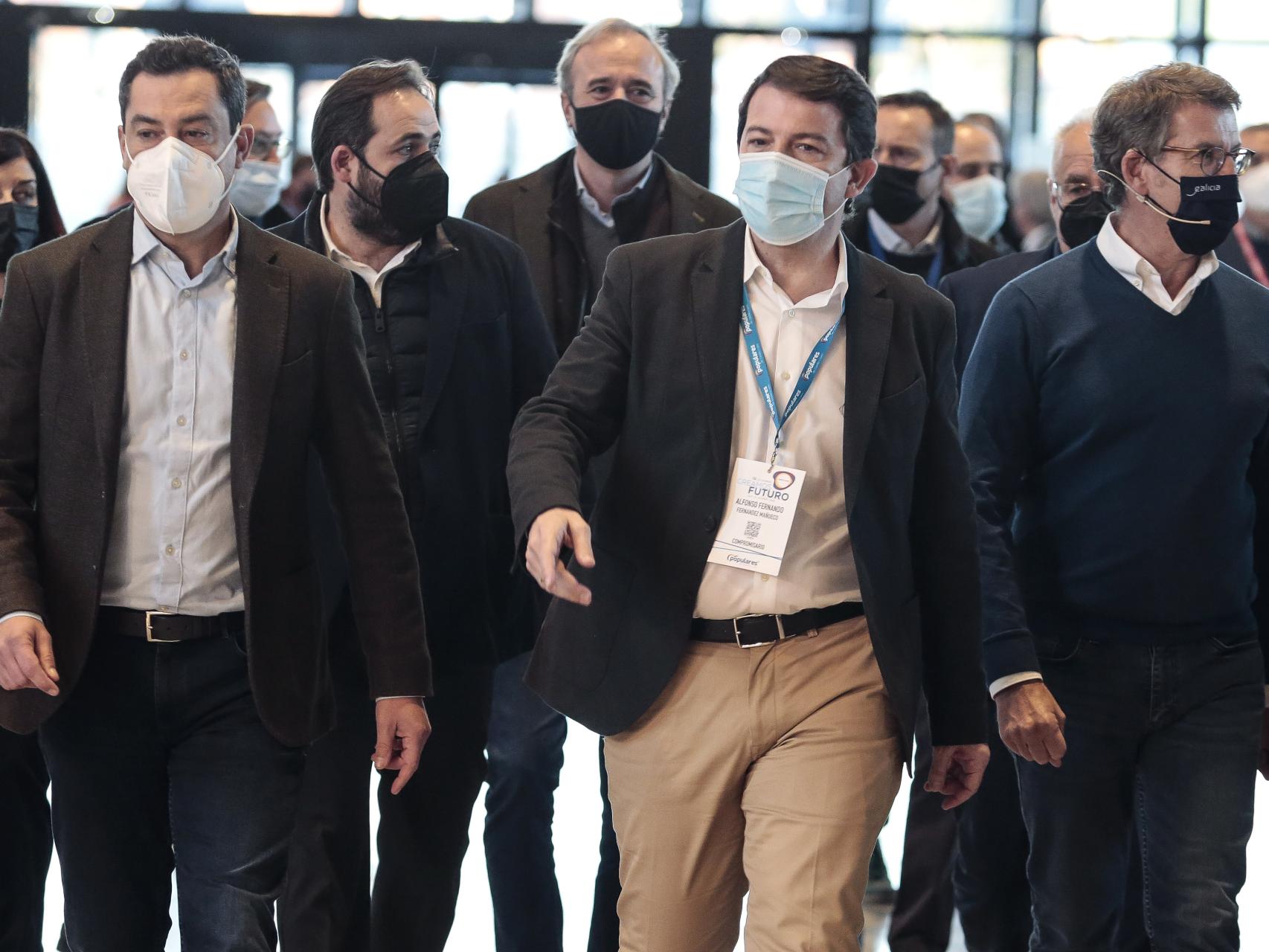 El presidente andaluz, Juan Manuel Moreno, el de la Junta, Alfonso Fernández Mañueco, y el líder del PP, Alberto Núñez Feijóo, en una imagen de archivo.