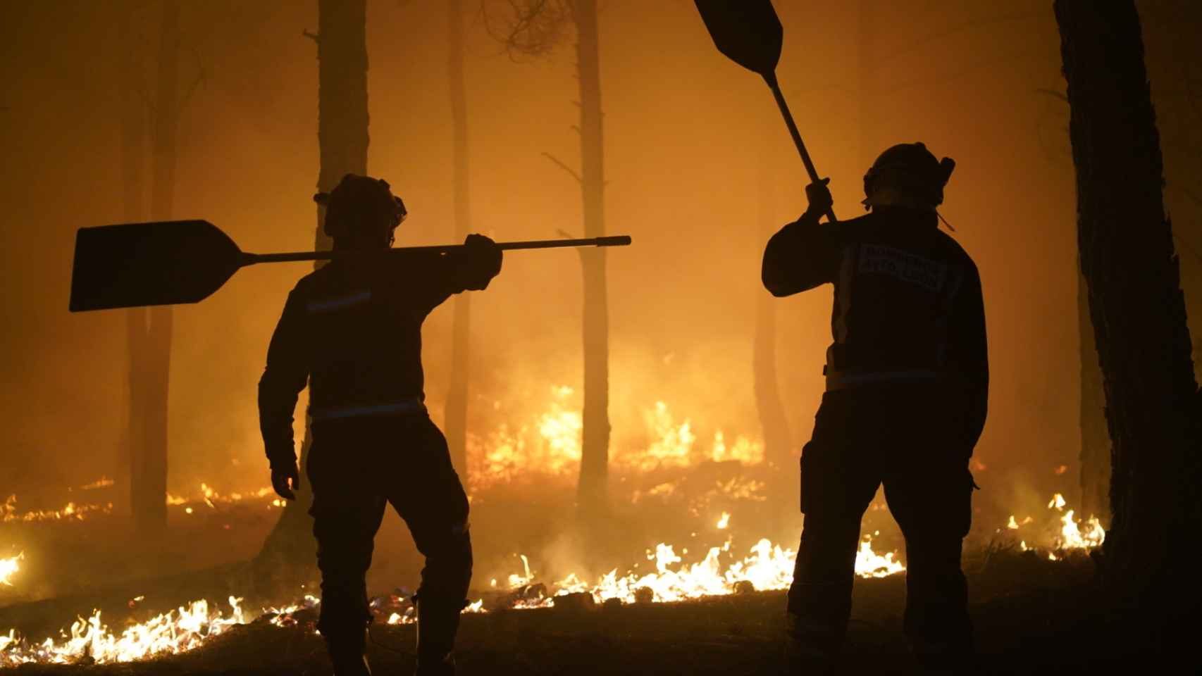 Dos bomberos trabajan en el incendio de la Sierra de la Culebra.