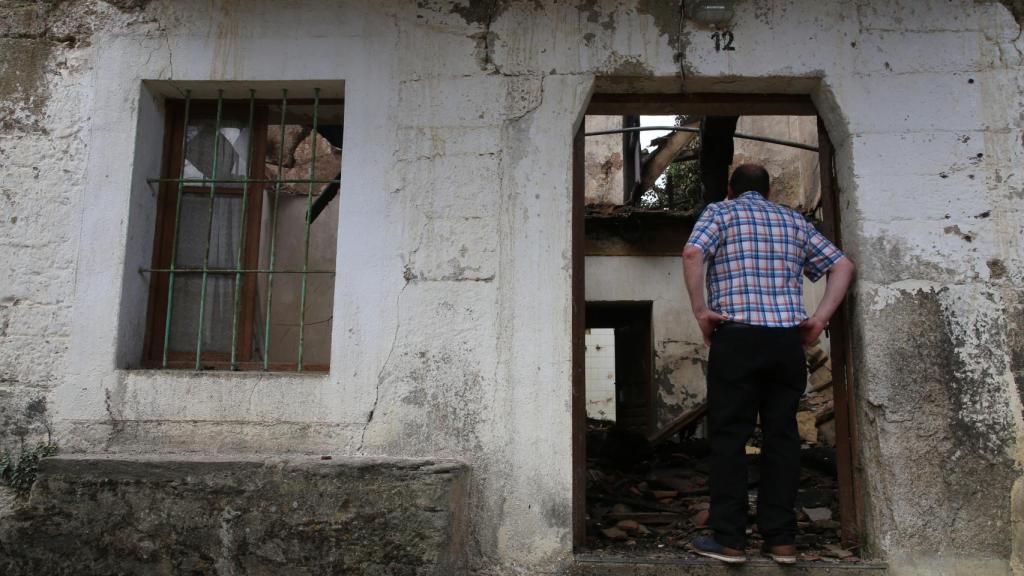 Una casa quemada en la Sierra de la Culebra, en Zamora, a causa de los incendios.