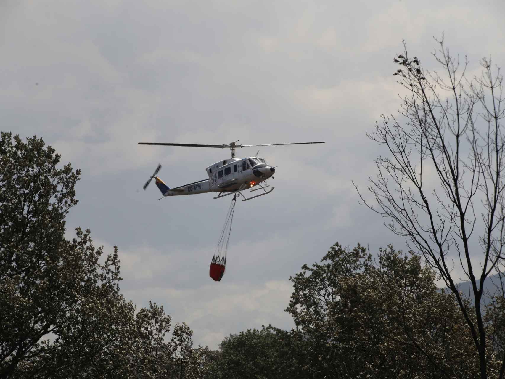 Un helicóptero en las inmediaciones del incendio de la Sierra de la Culebra, este fin de semana.