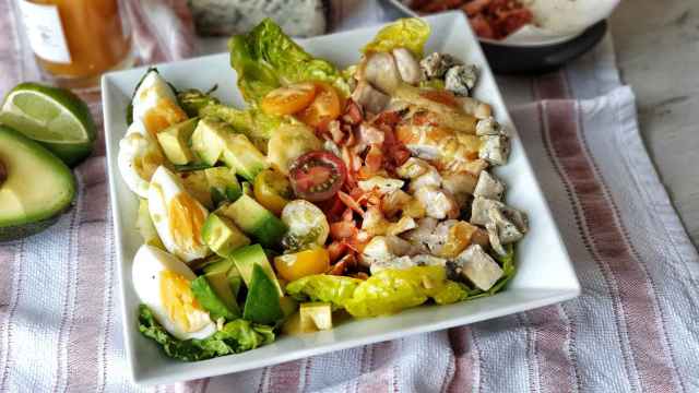 Ensalada de pollo, huevo, bacon y aguacate, así se hace la mítica Cobb Salad