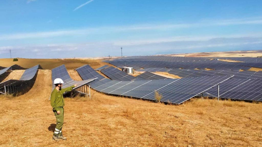 Un trabajador de Iberdrola en la planta fotovoltaica de Bargas (Toledo).