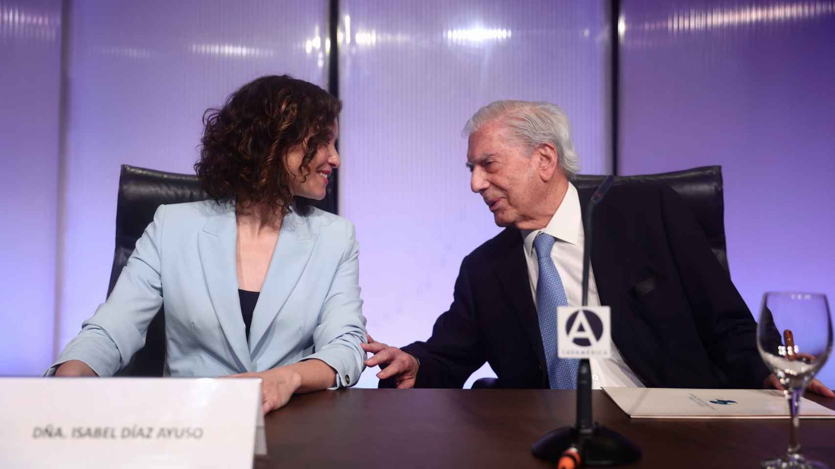 El escritor Mario Vargas Llosa junto a la presidenta de la Comunidad de Madrid, Isabel Díaz Ayuso.