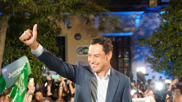 El candidato del PP, Juanma Moreno, a su salida tras conocer su triunfo electoral.