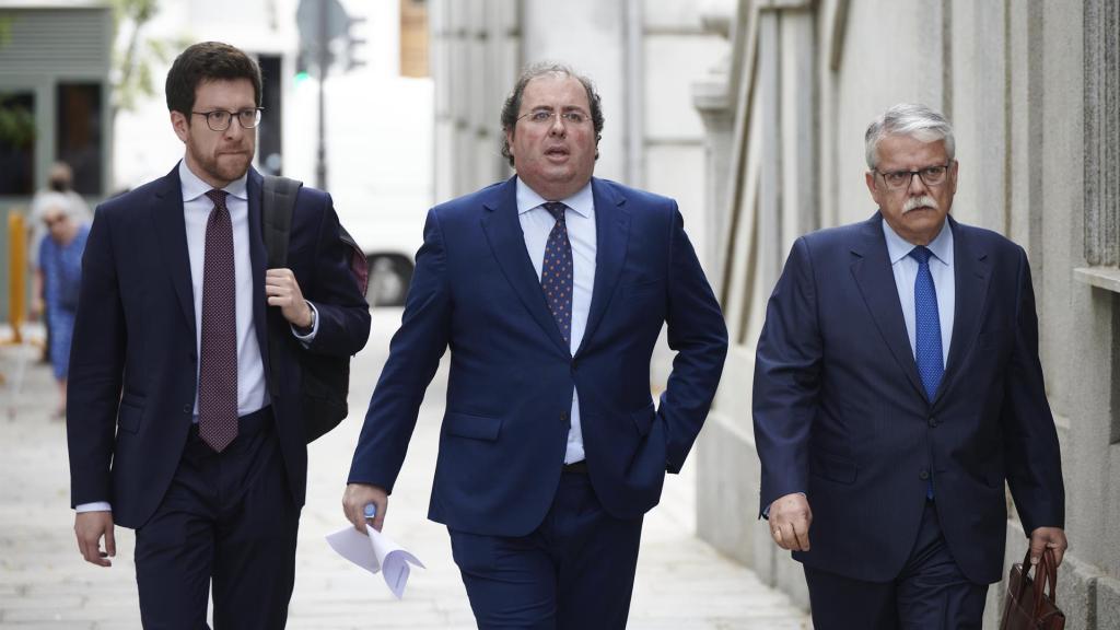 Alberto Casero, en el centro,  a su llegada al Tribunal Supremo el pasado 20 de junio./