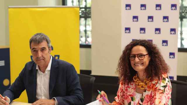 Manuel Zapatero, director de Productos y Servicios de Correos y por Olga Sánchez, consejera delegada de AXA España, en la firma del acuerdo para ofrecer seguros en las oficinas de la empresa pública.