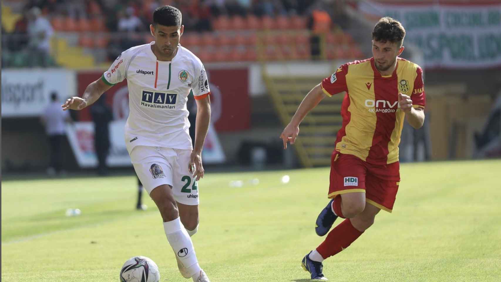 Juanfran Moreno jugando con  Alanyaspor turco.