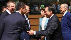 El ministro de Exteriores, José Manuel Albares, saluda a su homólogo italiano, Luigi di Maio, durante la reunión de este lunes en Luxemburgo