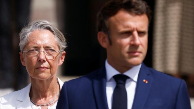 El presidente de Francia, Emmanuel Macron, y la primera ministra, Elisabeth Borne, en Suresnes el pasado 18 de junio.