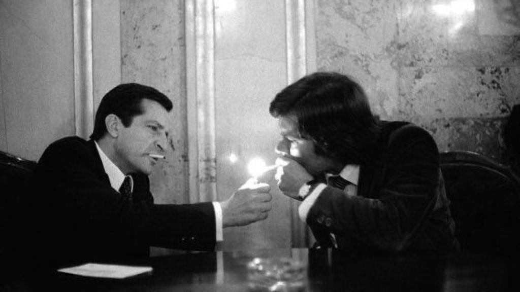 Adolfo Suárez y Felipe González fumando en el Congreso.