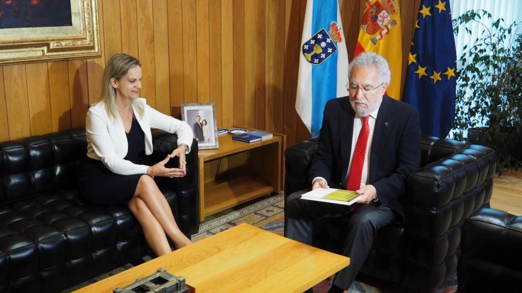La valedora do Pobo, Dolores Fernández Galiño, entrega al presidente del Parlamento, Miguel Santalices, el informe anual de 2021.