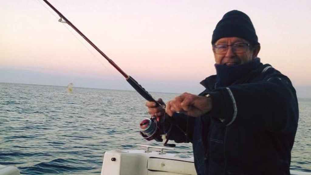 Ángel pescando meses antes de aparecer los primeros síntomas de la ELA.