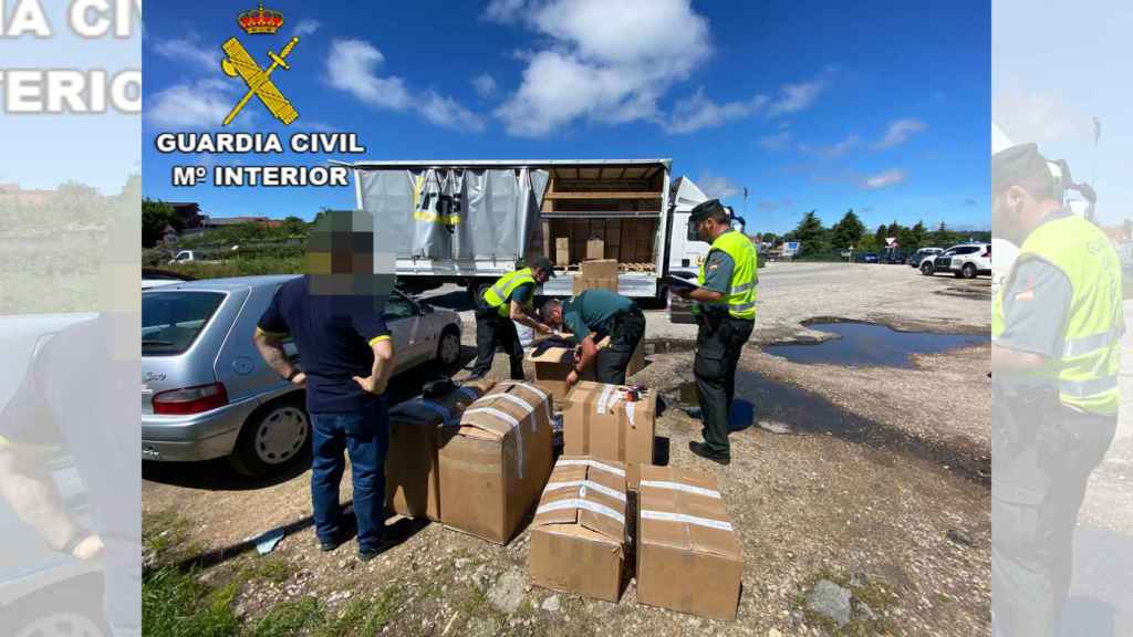 La Guardia Civil registrando las cajas que portaban la ropa falsificada.