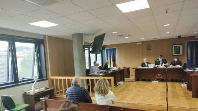 Juicio en Vigo contra tres acusados de falsedad en documento público y estafa procesal.