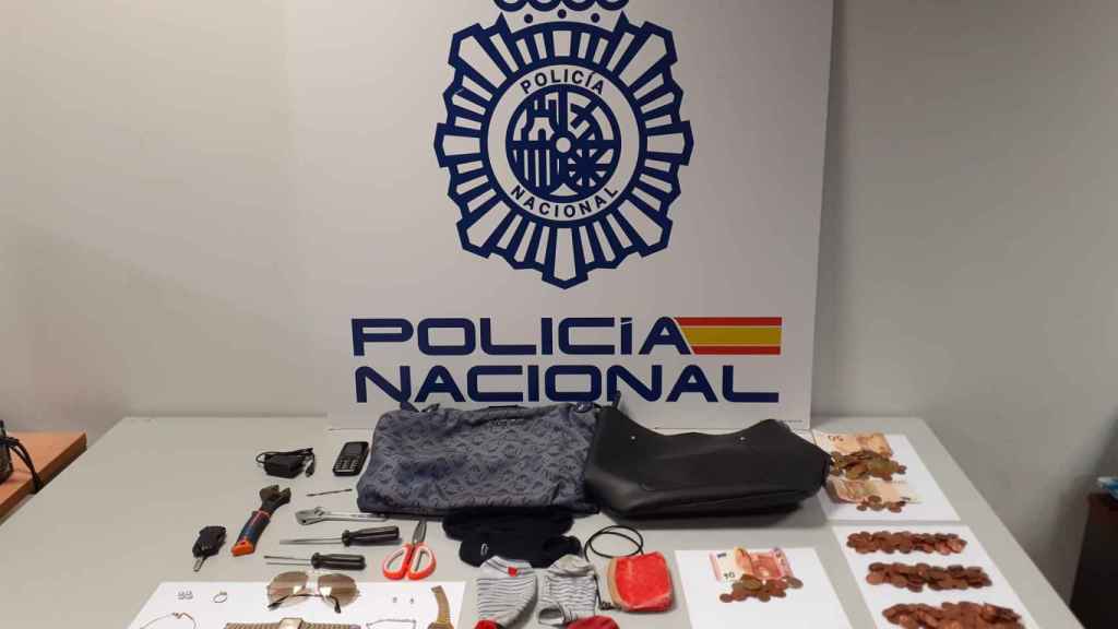 Material incautado a las detenidas.