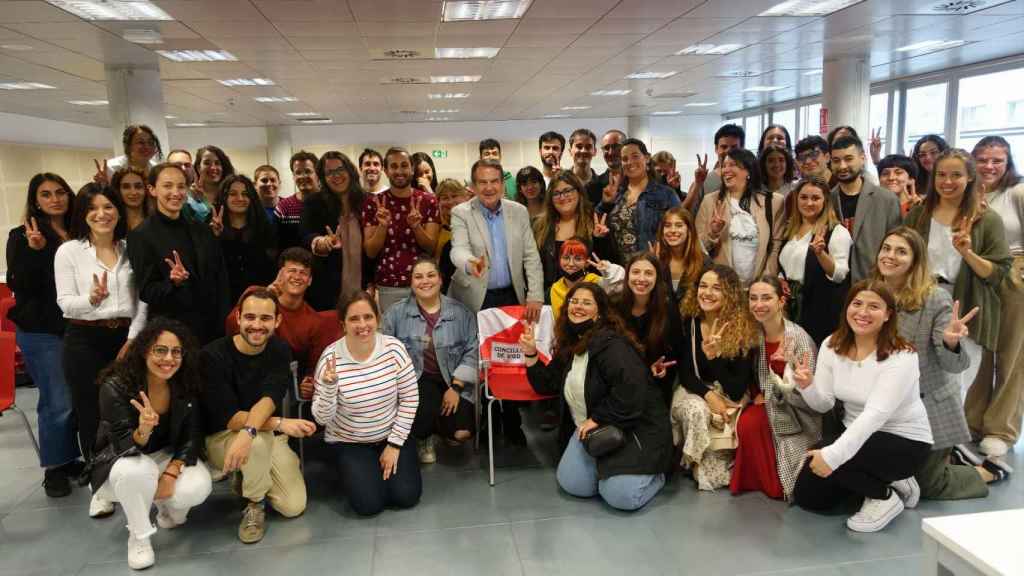 Abel Caballero junto a los monitores de ‘Vigo en inglés’.