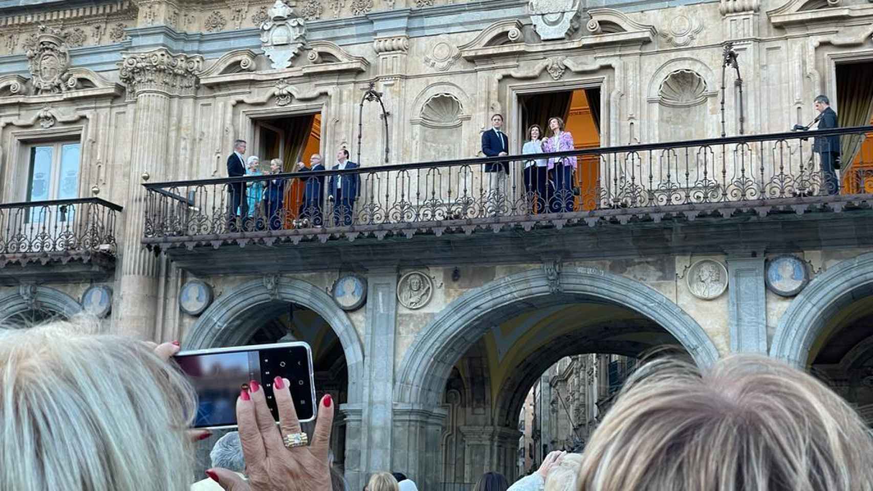 Las reinas salen al balcón del Ayuntamiento
