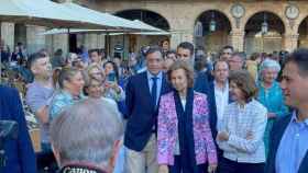 El alcalde de Salamanca acompaña a las reinas en su paseo por la Plaza Mayor