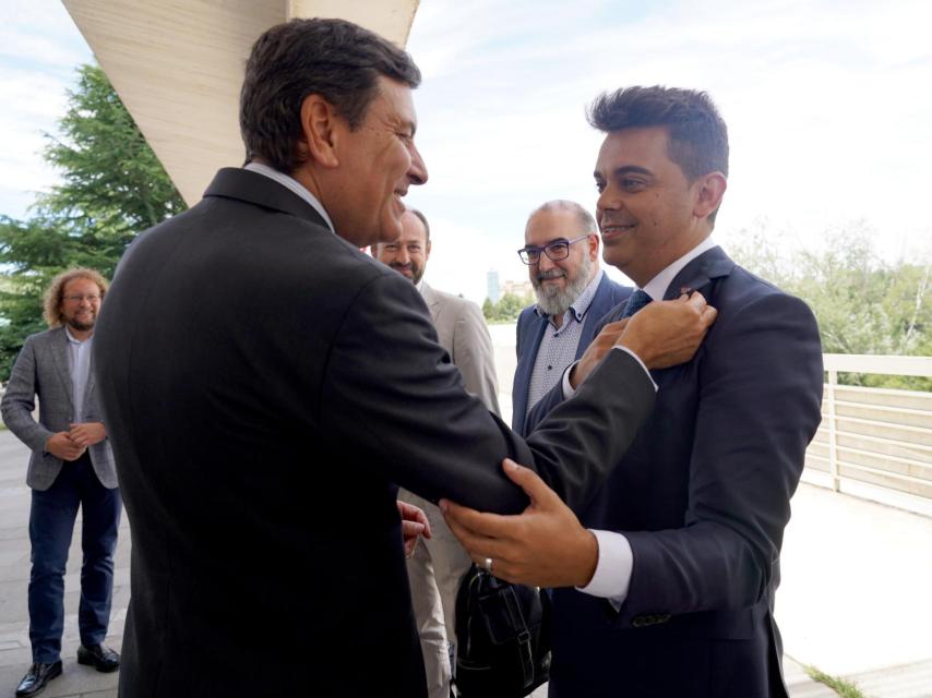 El consejero de Economía y Hacienda, Carlos Fernández Carriedo; saluda a Pedro Aragoneses, presidente de Vitartis antes de la reunión mantenida esta mañana