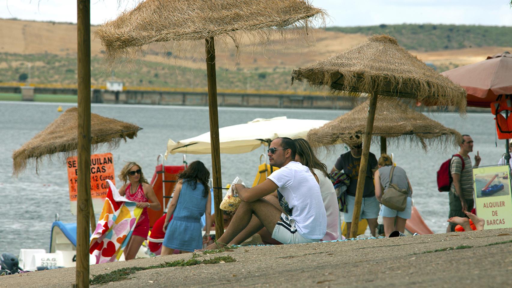 Bañistas en la playa dulce de Orellana la Vieja, una de las ocho con bandera azul en Badajoz.