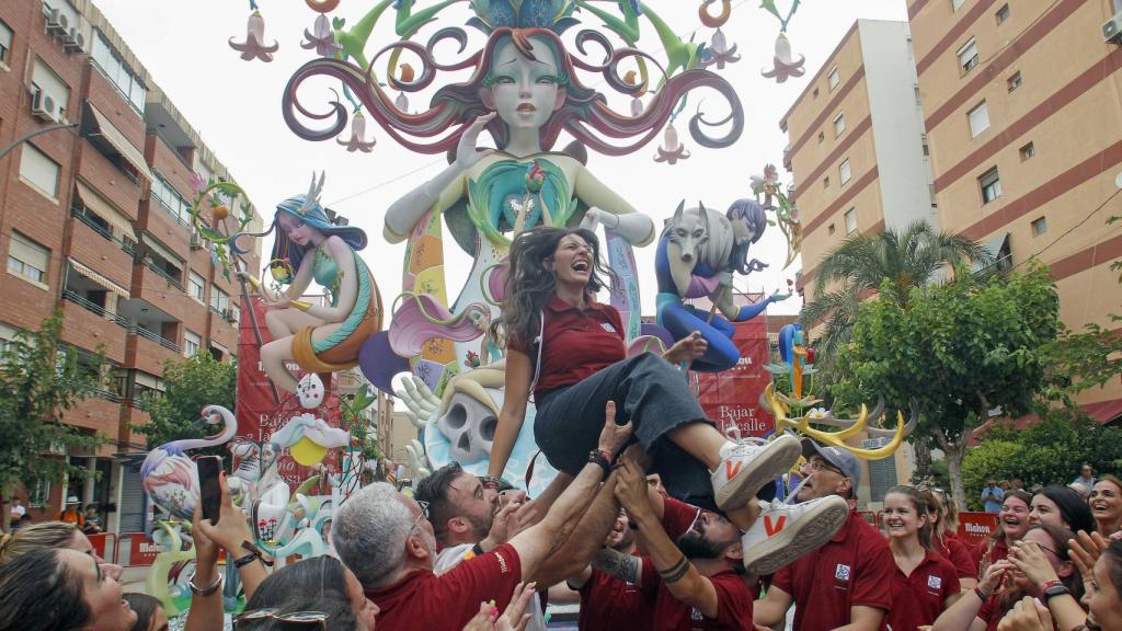 La comisión de Florida Portazgo mantea a su Bellea para celebrar su victoria en categoría especial.