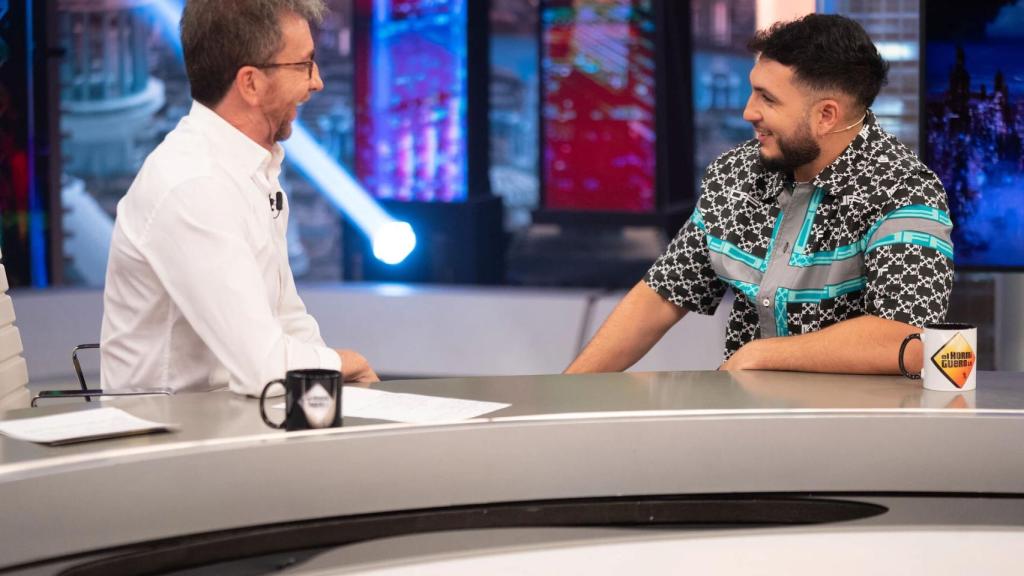 La viral metedura de pata de Omar Montes al querer entregar la tarjeta de ‘El Hormiguero’