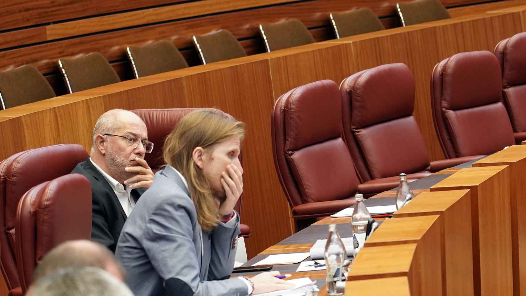 Los procuradores del Grupo Mixto Pablo Fernández y Francisco Igea, durante el Pleno monográfico en las Cortes del Procurador del Común