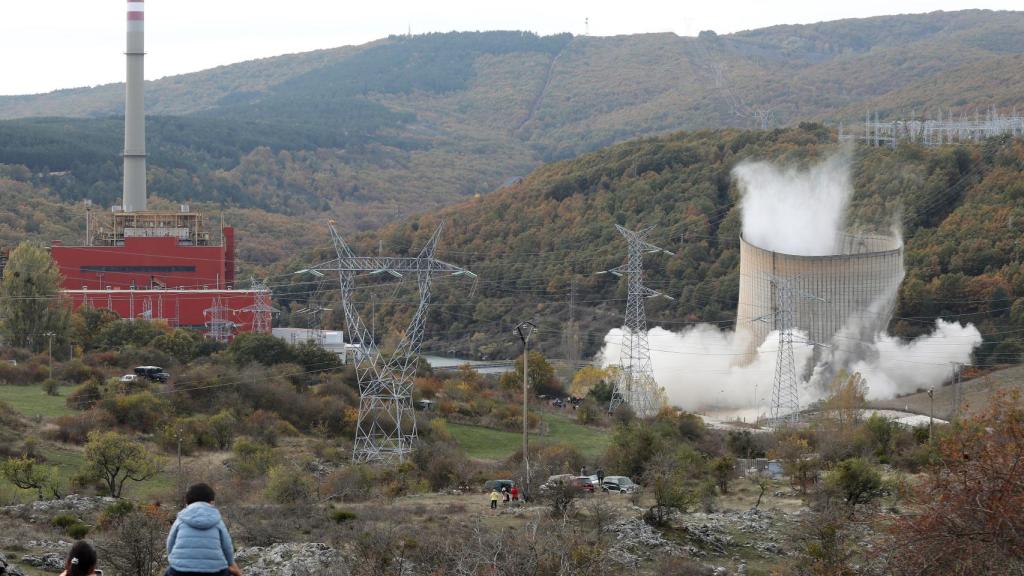 Momento del derribo de una de las torres de la central térmica de Velilla.