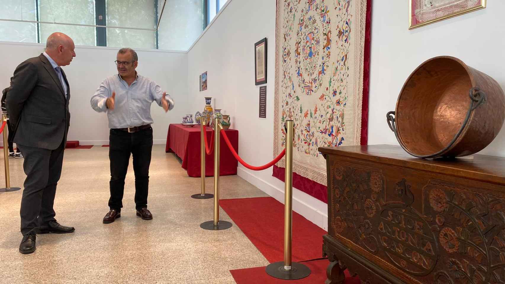 A la inauguración ha asistido el concejal de Promoción Económica del Ayuntamiento de Salamanca, Juan José Sánchez, así como el promotor cultural Manuel Sánchez Hoyos.