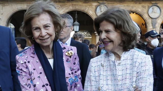 La reina Sofía, que regresa a Salamanca, con Silvia de Suecia