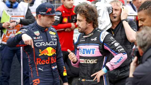 Fernando Alonso habla con Max Verstappen en el Gran Premio de Canadá