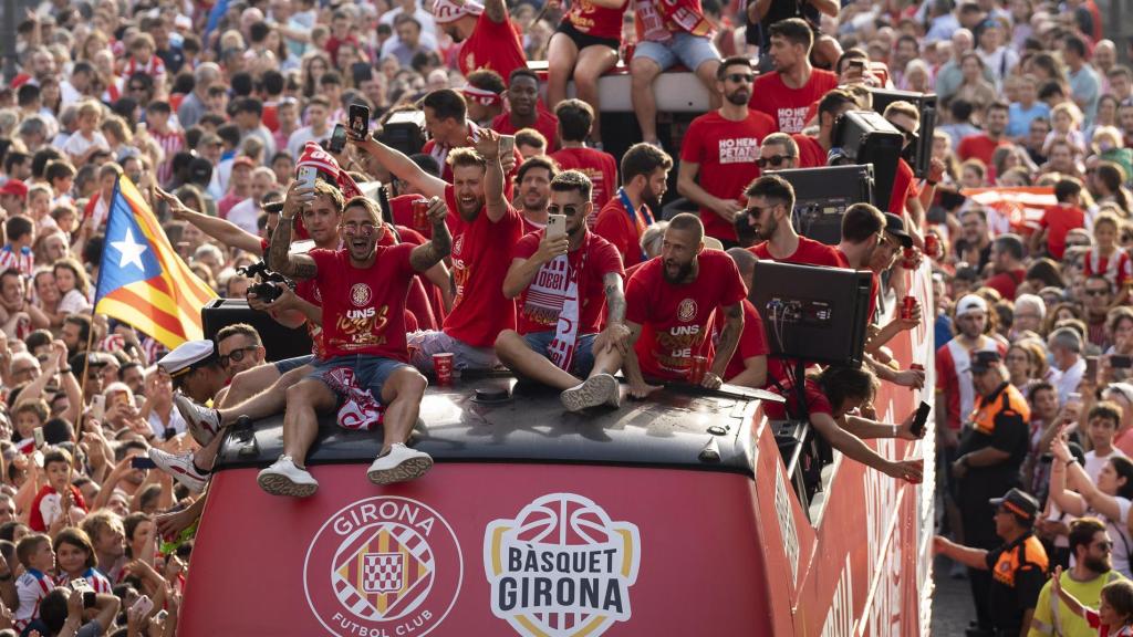 Los jugadores del Girona FC y del Basquet Girona celebran con la afición el ascenso a la Primera División del fútbol español y a la Liga Endesa de Baloncesto