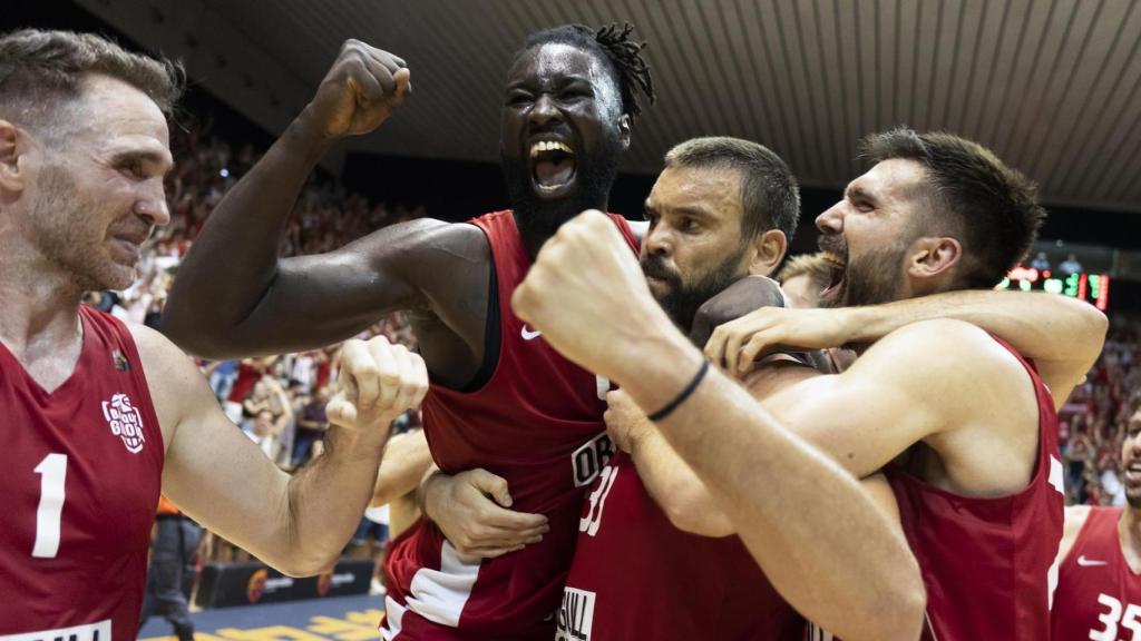 Marc Gasol celebra con sus compañeros del Bàsquet Girona el ascenso a la Liga Endesa