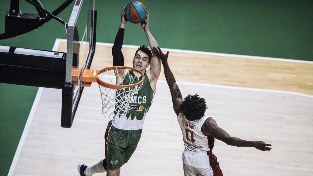 Mario Hezonja realizando un mate con Panathinaikos