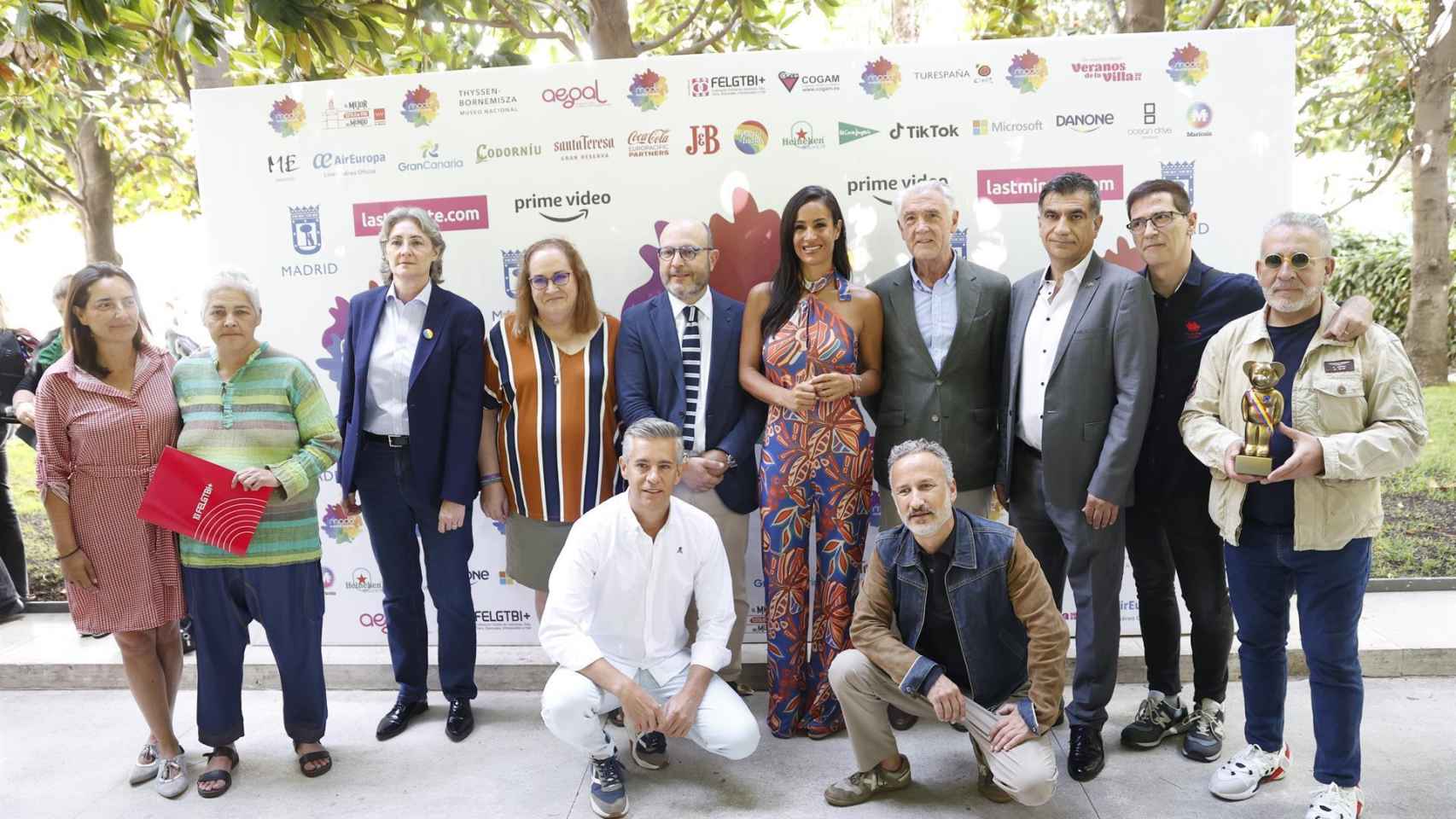 Foto de familia en el Museo Thyssen durante la presentación del Orgullo Madrid 2022.