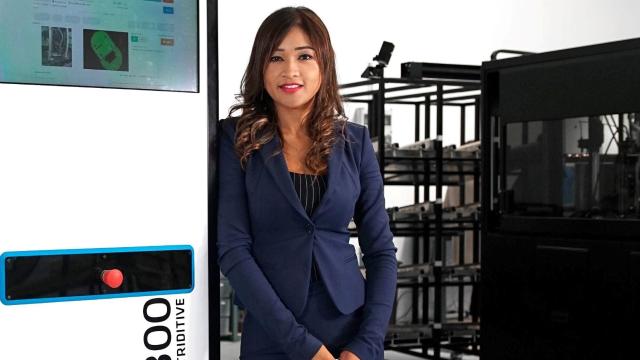 Mariel Díaz, CEO de la startup Triditive, posa en la planta de producción de 2.000 metros cuadrados ubicada en Asturias.