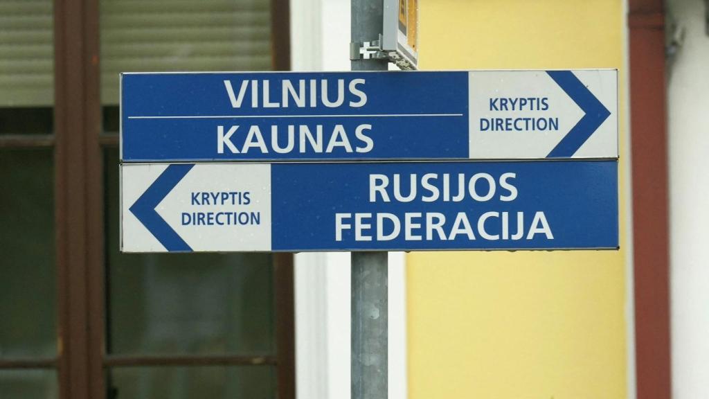 Carteles que marcan distintas direcciones en Lituania, en la estación fronteriza de Kybartai.