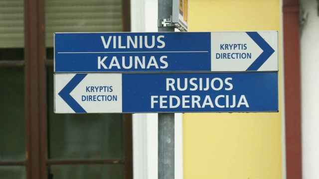 Carteles que marcan distintas direcciones en Lituania, en la estación fronteriza de Kybartai.