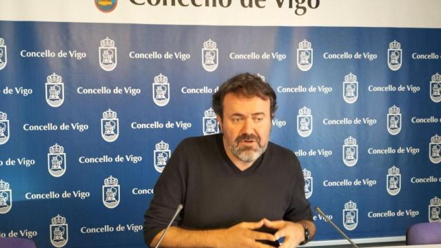 El portavoz del grupo municipal Marea de Vigo, Rubén Pérez Correa, en una rueda de prensa en el Ayuntamiento olívico.