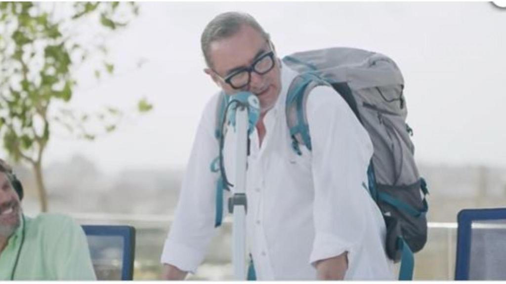 Carlos Herrera con su mochila de peregrino en Sevilla.